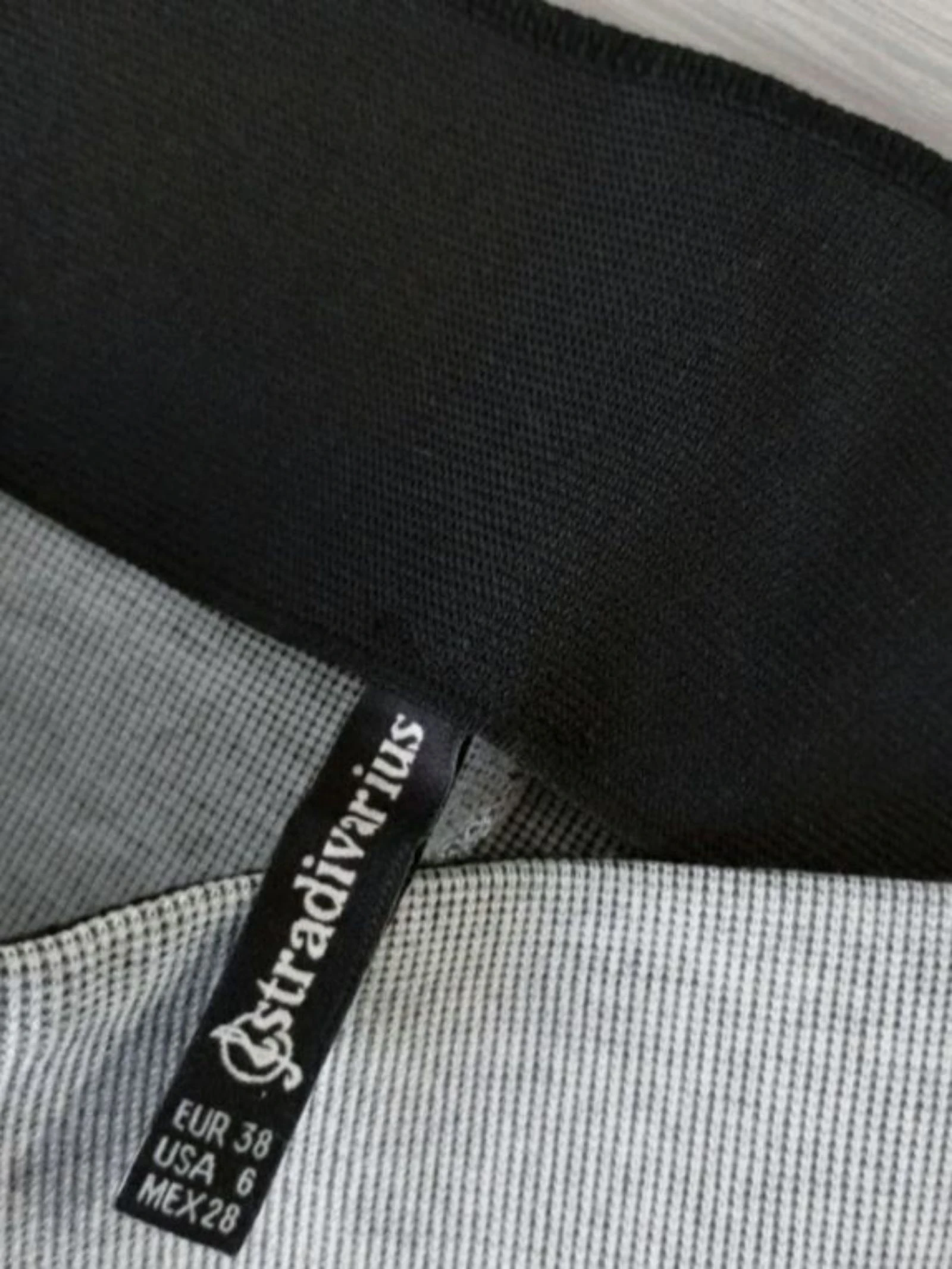 Saia tubinho Stradivarius M Blockette Aesthetic Cinza Bodycon com detalhes de malha canelada – photo 7